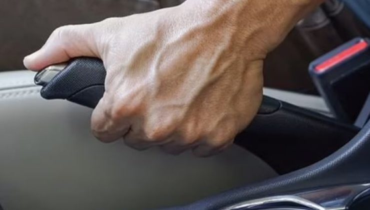 El Freninin Ölümü: Neredeyse Hiçbir Yeni Arabada Bu Yok! Peki Manuel Mi İyi, Yoksa Elektronik Mı? Bu Küçük Fark Can Sıkar