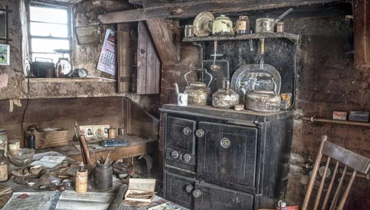 Masadaki Titanik  haberiyle 100 yıl öncesinden  adeta donup kalmış  zaman kapsülü kır evi, adeta hayalet  müze gibi