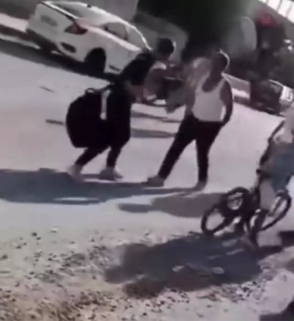 Hatay’da Okul Önünde Torpil Patlatan Öğrencilere Saldırı
