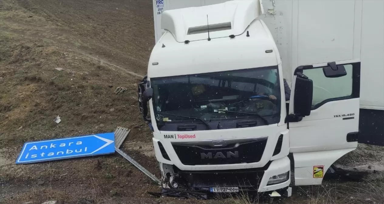 Eskipazar’da Tır Şarampole Devrildi