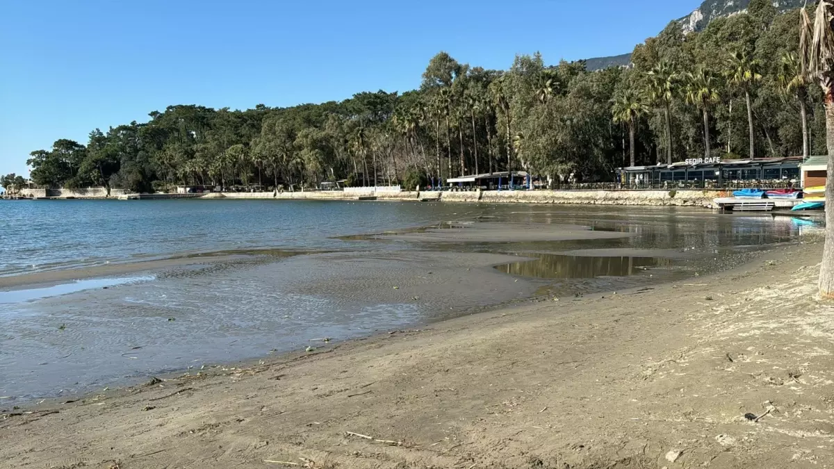 Akyaka’da Deniz Suyu 30 Metre Çekildi, Uzmanlar Endişeye Gerek Yok Dedi